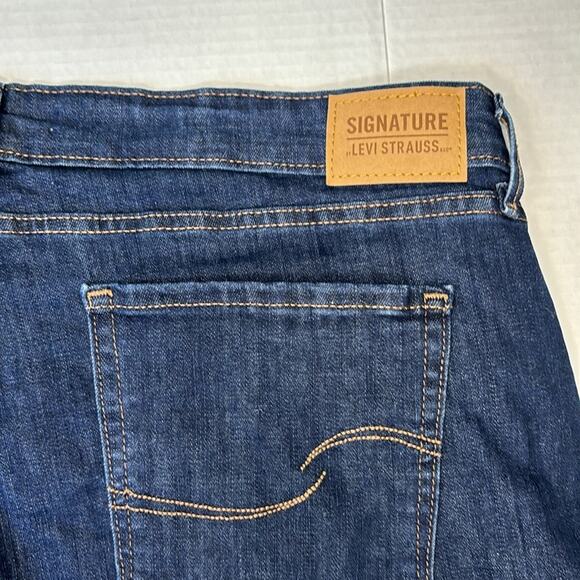 Levi’s Signature Mid Rise Denim Shorts Women's Size 18 - Picture 8 of 9